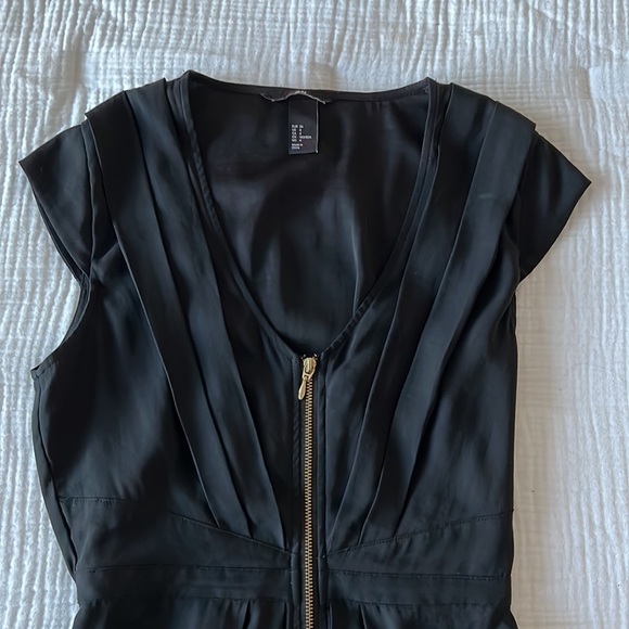 Black H&M dress with gold zipper detail. Size 4 - Picture 4 of 6